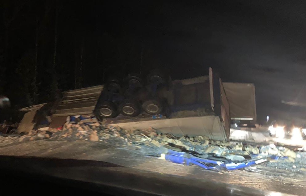 После смертельного ДТП на трассе Вологда — Новая Ладога раскидало раздавленные грузовики и мандаринки