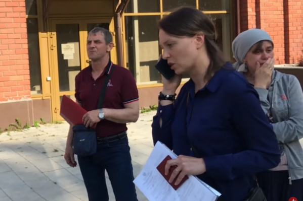 Родители приехали к моргу, где будут проводить вскрытие тела девочки, чтобы забрать его Родители приехали к моргу, где будут проводить вскрытие тела девочки, чтобы забрать его