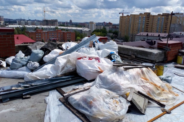 Последствия длительных осадков заметны уже в подъезде, а так выглядит крыша Последствия длительных осадков заметны уже в подъезде, а так выглядит крыша