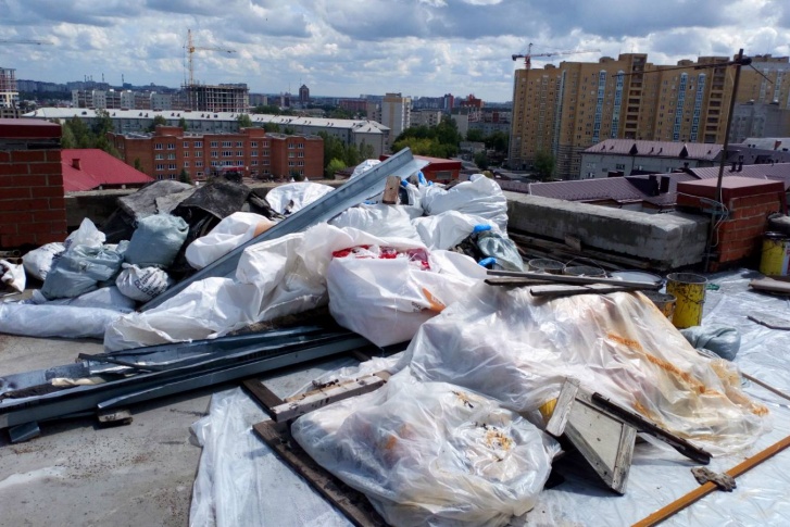 Последствия длительных осадков заметны уже в подъезде, а так выглядит крыша Последствия длительных осадков заметны уже в подъезде, а так выглядит крыша
