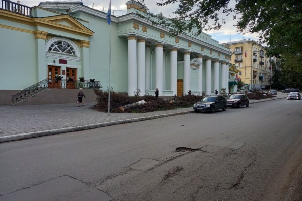 Теперь около ДК очень пусто Теперь около ДК очень пусто