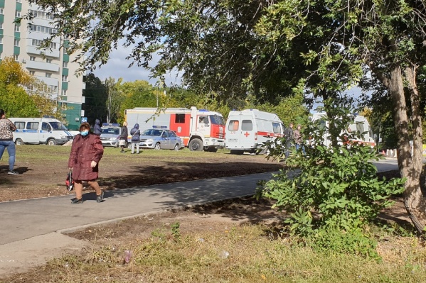 Возле здания суда самарцы заметили скорую, пожарных, полицию Возле здания суда самарцы заметили скорую, пожарных, полицию