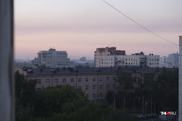 В понедельник вечером к изнуряющей жаре добавилось еще одно испытание для горожан — закатная пелена едкого дыма В понедельник вечером к изнуряющей жаре добавилось еще одно испытание для горожан — закатная пелена едкого дыма