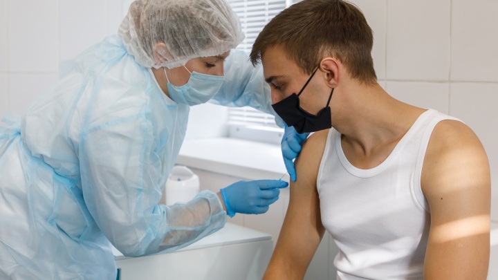 В поликлиниках делают прививки просроченной вакциной от ковида. Это безопасно?