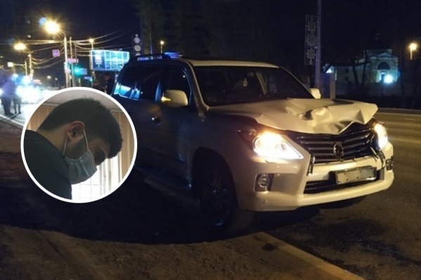 От удара у иномарки погнулся капот От удара у иномарки погнулся капот