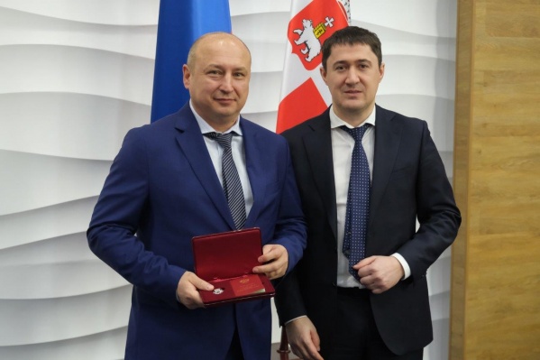 Руководитель Юрия считает, что тот не только досконально знает предприятие, но и чувствует, что происходит в каждый момент времени Руководитель Юрия считает, что тот не только досконально знает предприятие, но и чувствует, что происходит в каждый момент времени