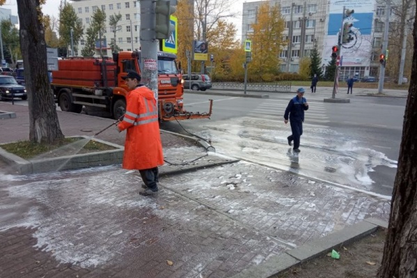 Уборка возле пешеходного перехода на бульваре Гагарина Уборка возле пешеходного перехода на бульваре Гагарина