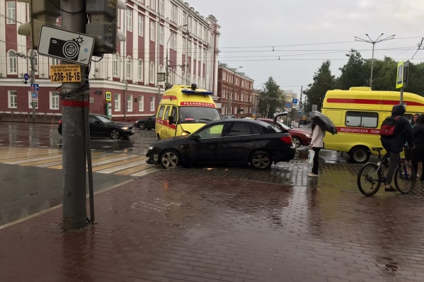 От удара машина вылетела на тротуар От удара машина вылетела на тротуар