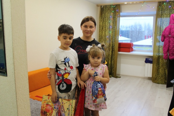 Женщина живет с двумя детьми в съемном жилье. Иногда ей приходится брать еду в долг — денег не хватает Женщина живет с двумя детьми в съемном жилье. Иногда ей приходится брать еду в долг — денег не хватает