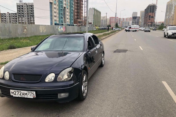 Удар пришёлся машине в левое переднее крыло Удар пришёлся машине в левое переднее крыло