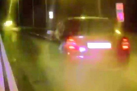 Полицейские пробили заднее колесо автомобиля Полицейские пробили заднее колесо автомобиля
