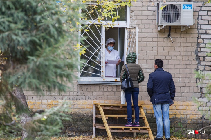 Родные умерших от ковида рассказали, с какими проблемами столкнулись в инфекционном госпитале на Муромской