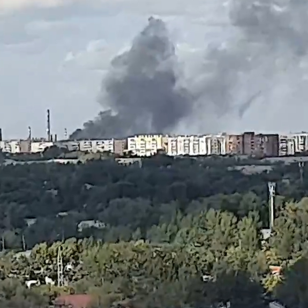 В Челябинске вспыхнул пожар в промзоне. Чёрный столб дыма виден из разных концов города