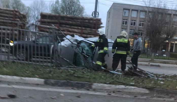 В Ярославле «Лада Гранта» разнесла забор и перевернулась: пострадал водитель. Видео