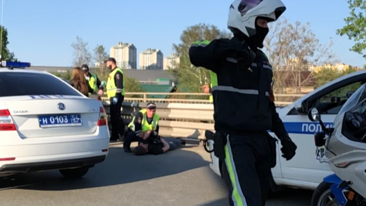 «Гонялись машин двадцать»: полиция поймала на Ипподромской «Тойоту-Камри» — её преследовали с Бердского шоссе