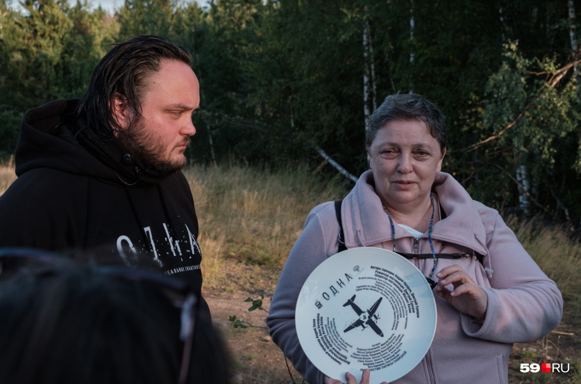 Режиссер фильма Дмитрий Суворов вручает Ларисе Савицкой тарелку с именами команды. Такую же по традиции разбили в первый день съемок. «Самолет нужно развернуть не вниз, а вверх. Пусть взлетает, а не падает», — предлагает женщина Режиссер фильма Дмитрий Суворов вручает Ларисе Савицкой тарелку с именами команды. Такую же по традиции разбили в первый день съемок. «Самолет нужно развернуть не вниз, а вверх. Пусть взлетает, а не падает», — предлагает женщина