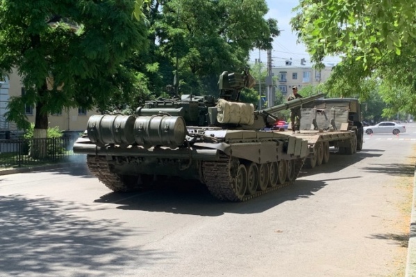 Танки шли по асфальту без специальных башмаков Танки шли по асфальту без специальных башмаков