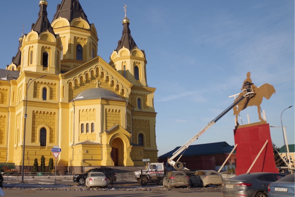 Картонного Александра Невского установили на Стрелке в Нижнем Новгороде - фото 1