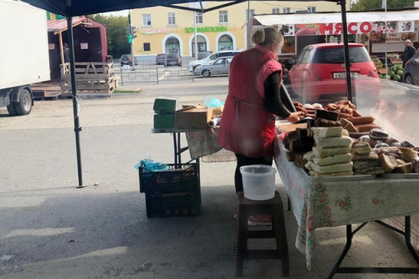 В небольшой палаточке очень ценят чистоту, поэтому моют даже колбасу В небольшой палаточке очень ценят чистоту, поэтому моют даже колбасу