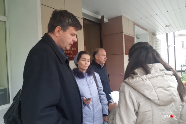 Алексей и Екатерина Степановы перед зданием суда до начала заседания Алексей и Екатерина Степановы перед зданием суда до начала заседания