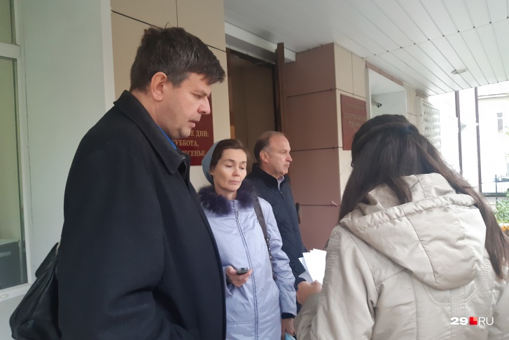 Алексей и Екатерина Степановы перед зданием суда до начала заседания