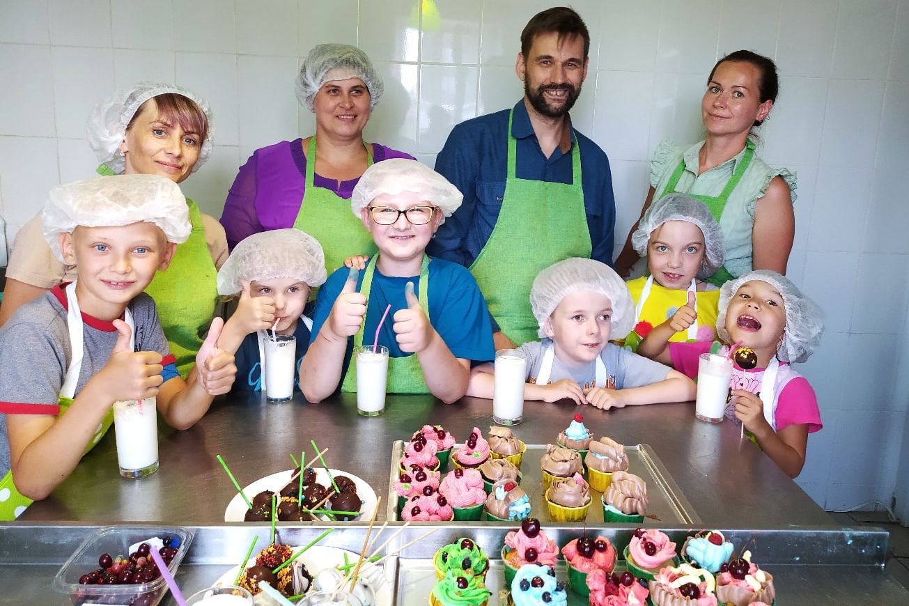 Юные кулинары со своими творениями и их взрослые помощники Юные кулинары со своими творениями и их взрослые помощники