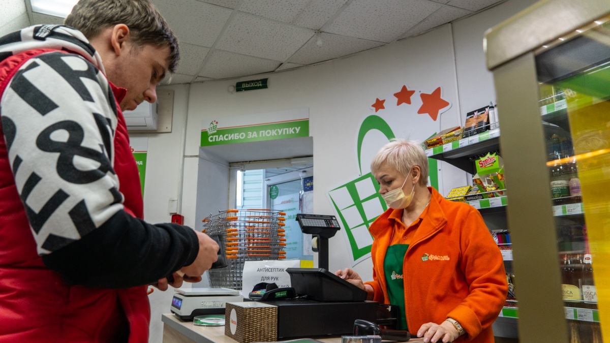После насыщенного дня вы зашли в магазин за кефиром. А банковской карточки в кармане не оказалось, хотя днем вы точно ею расплачивались. Украли? Потеряли? Забыли на работе? Неизвестно. Что в первую очередь сделаете?