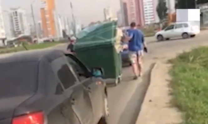 Переполненный контейнер он решил вернуть собственнику Переполненный контейнер он решил вернуть собственнику