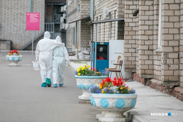 Врачи постепенно открывают больницы для простых пациентов, отступая от функции ковидных госпиталей Врачи постепенно открывают больницы для простых пациентов, отступая от функции ковидных госпиталей 