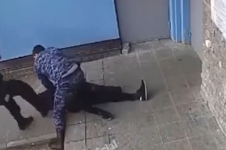 Мужчину повалили на землю и стали пинать Мужчину повалили на землю и стали пинать
