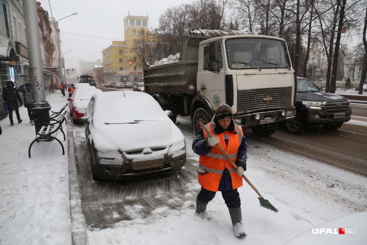 Дворников в городе катастрофически не хватает Дворников в городе катастрофически не хватает
