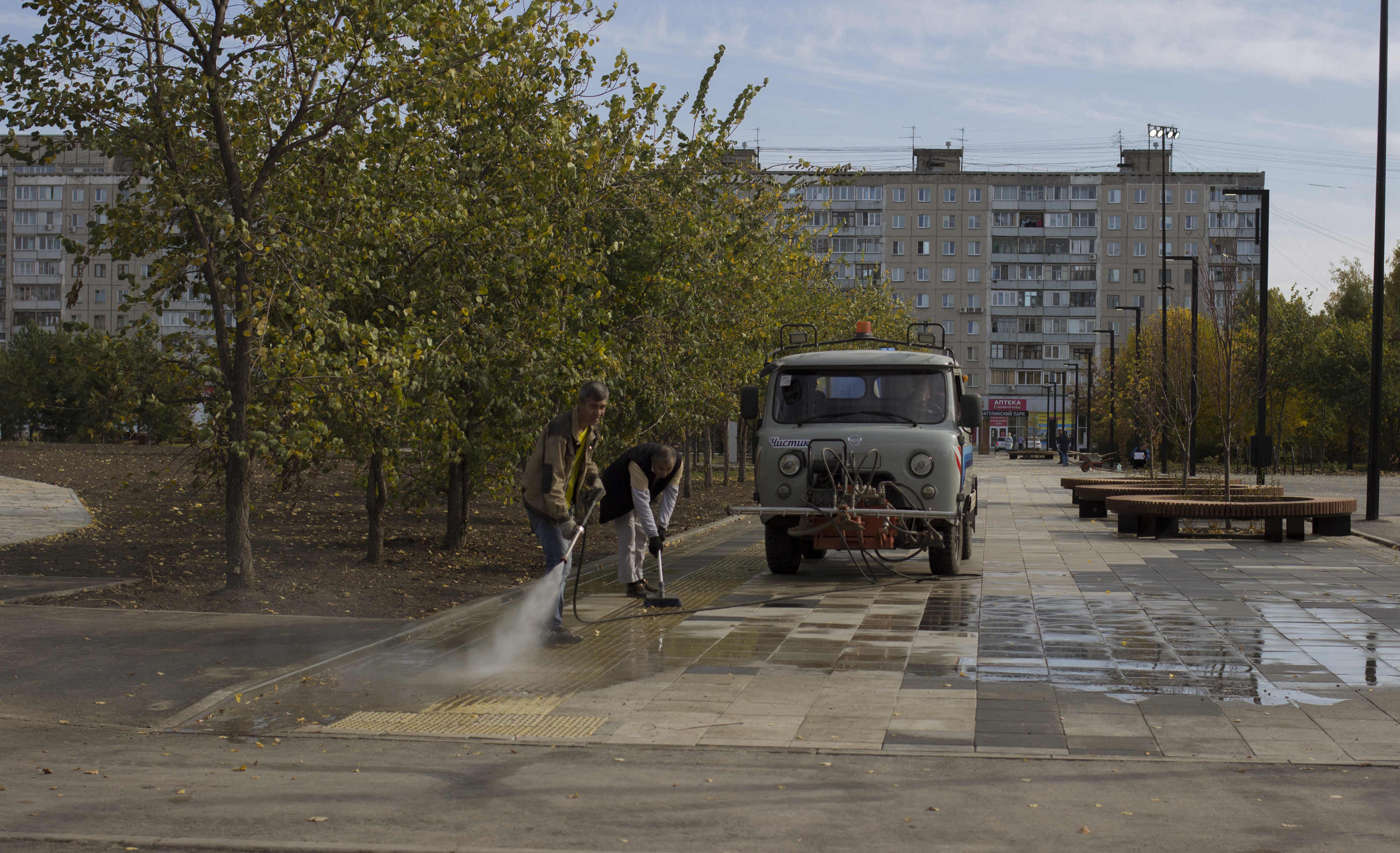 За несколько часов до приезда чиновников рабочие мыли плитку За несколько часов до приезда чиновников рабочие мыли плитку