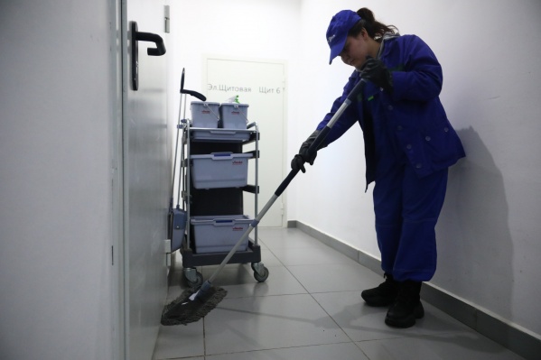 В период пандемии коронавируса влажной уборке стали уделять особое внимание. На снимке — мытье подъезда В период пандемии коронавируса влажной уборке стали уделять особое внимание. На снимке — мытье подъезда