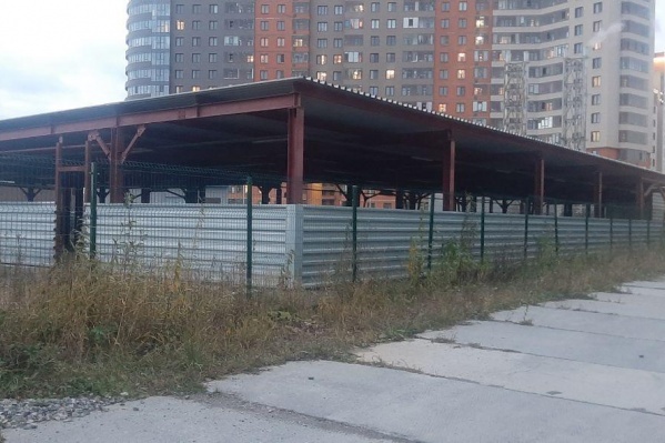 Сооружение представляет собой свайное поле, укрытое профлистом Сооружение представляет собой свайное поле, укрытое профлистом
