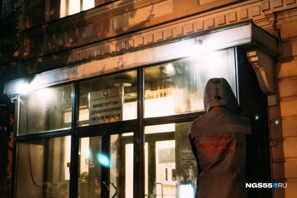 Поздним вечером медики привезли пациентов к зданию Минздрава Поздним вечером медики привезли пациентов к зданию Минздрава