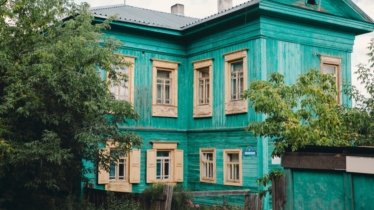 Попробуйте угадать, где стоит такой двухэтажный домик. Потрясающий цвет и оформление, но почему-то на нем висит табличка, что его снесут. Где этот дом?