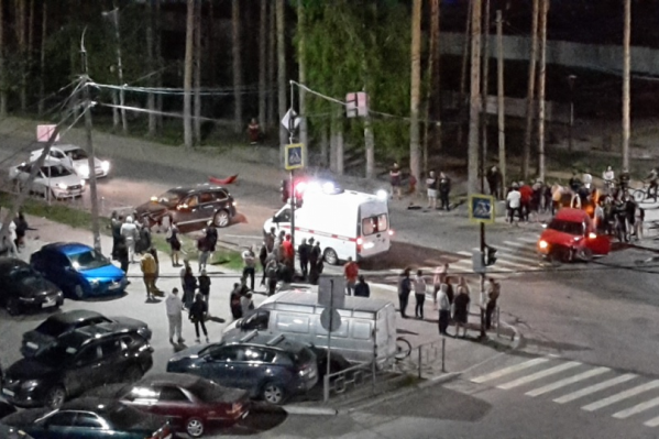 Авария получилась настолько эффектной, что посмотреть на последствия пришёл чуть ли не весь район Авария получилась настолько эффектной, что посмотреть на последствия пришёл чуть ли не весь район