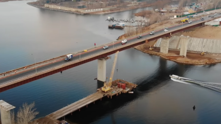 Строители моста через Сок начали возводить центральную опору