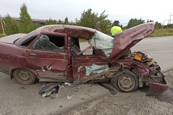 В аварии пострадали водитель и пассажир ВАЗа В аварии пострадали водитель и пассажир ВАЗа
