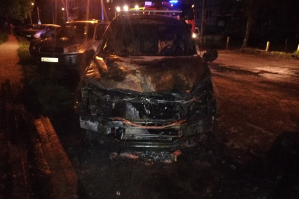 У машины полностью сгорела передняя часть У машины полностью сгорела передняя часть
