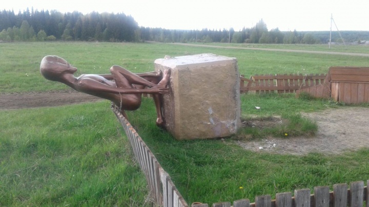 В Молёбке повредили памятник инопланетянину. Власти считают, что это сделали вандалы