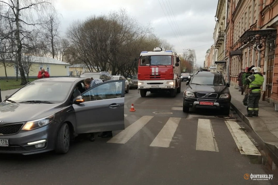 В центре Петербурга школьницу сбили на «зебре». Обзор водителю закрыла машина с дипномерами