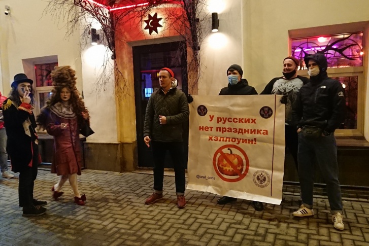 В конце участники вечеринки просто вышли фотографироваться к активистам В конце участники вечеринки просто вышли фотографироваться к активистам