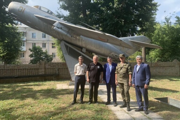 Монумент советской авиации находится на закрытой территории военного городка Монумент советской авиации находится на закрытой территории военного городка