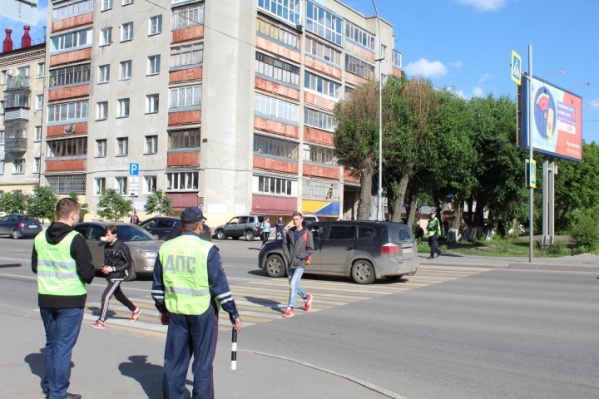 В Кургане на 43 пешеходных переходах возле школ дежурят сотрудники ДПС В Кургане на 43 пешеходных переходах возле школ дежурят сотрудники ДПС