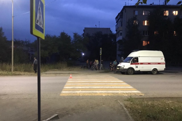 Мальчик на самокате пересекал дорогу по пешеходнику и был сбит автомобилем Мальчик на самокате пересекал дорогу по пешеходнику и был сбит автомобилем