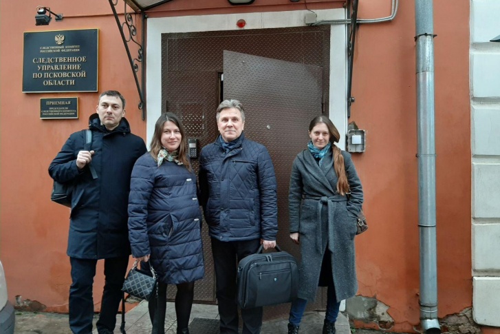 Светлана Прокопьева (справа) и три ее адвоката изучали материалы дела в псковском следкоме 11 марта