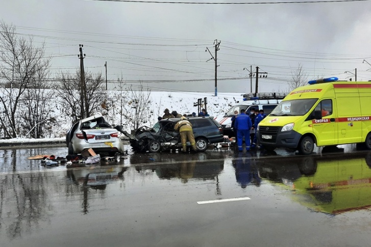 В больницу увезли 5-летнего мальчика, одиннадцатилетнюю девочку и двух взрослых В больницу увезли 5-летнего мальчика, одиннадцатилетнюю девочку и двух взрослых