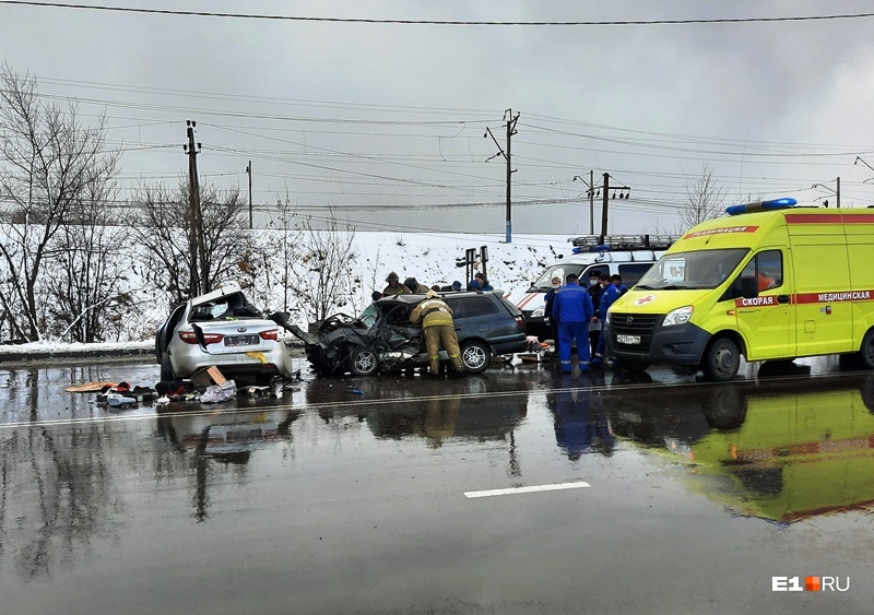 Водитель погиб, два ребенка пострадали: в Нижнем Тагиле столкнулись Kia и Toyota