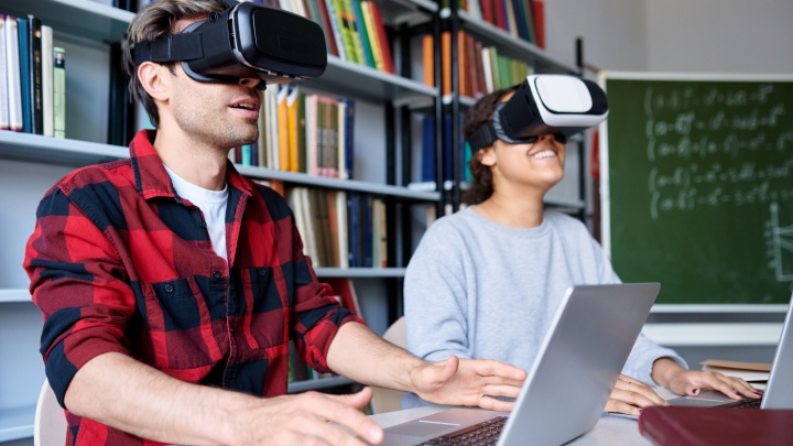 Лекции в онлайне и виртуальная реальность: как за последний год современные технологии изменили образование